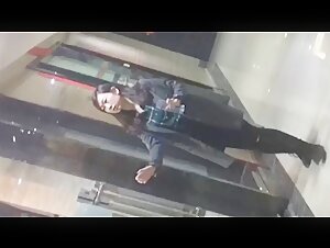 单位女厕连拍两位美女同事的极品小黑鲍