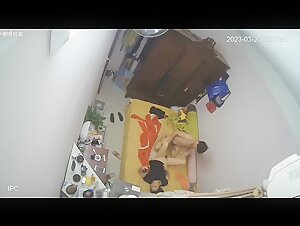 黑客破解家庭网络摄像头偷拍 夫妻晚上过性生活这老公也太不讲卫生草完逼用内裤给自己和媳妇擦精