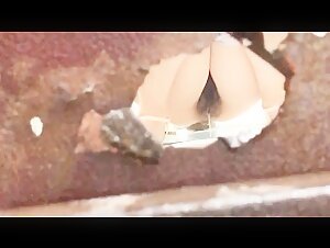 老式办公楼破洞欣赏包臀花裙美妇 狭窄的逼洞上挂着白带真想拽掉