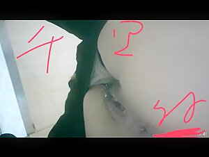 商场女厕全景偷拍眼镜美女的微毛小嫩鲍