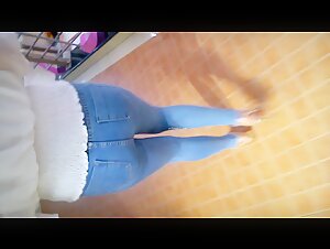 女厕偷拍一路跟踪偷拍 时尚紧身牛仔裤大屁股靓妹尿尿