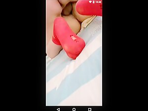 老当益壮70来岁老头不敢自己玩找眼镜直男陪着小区居民楼里肏老母鸡搞了40分钟，亮点是对白真实有趣