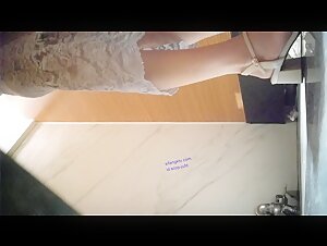 高颜值黑丝伪娘 身材高挑 按摩到一半就忍不住就上位骑乘全自动