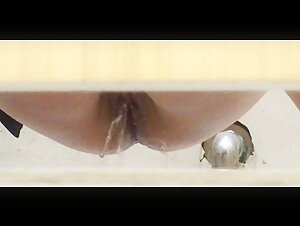 私房八月新流出魔手 极品厕拍女神 极品高跟女神漂亮空姐被侧角度偷拍坐便蹲着尿尿