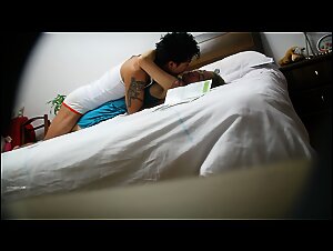 【云盘泄密】泡良佳作，帅小伙到少妇家中偷情，床头偷拍，对比之下女的皮肤好白，遍舔全身激情插入