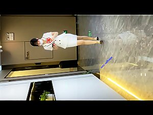 写字楼女厕套装白裙铆钉鞋绝美前台,不停蠕动的肥穴窄洞让人抓狂