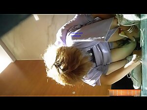 单位女厕全景偷拍给BB拍照的妹子不知道这是拍给谁