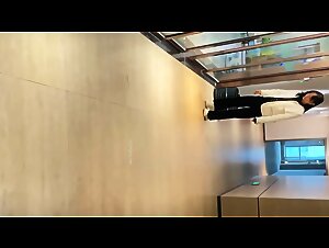 办公大楼女厕全方位偷拍 白衣黑裤美女飘着长长的血丝