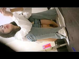 商场女厕全景偷拍骚气少妇抽着烟撒着尿 霸气肉穴肥嘟嘟小肚子!