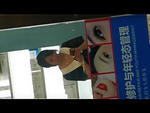 大神潜入商场女厕偷拍美女店员的小肥B光线不够小手电来凑