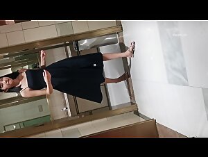 商场女厕全景偷拍多位美女的各色美鲍