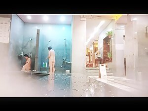 澡堂子内部员工偷窥几个身材丰满的少妇洗澡泡汤