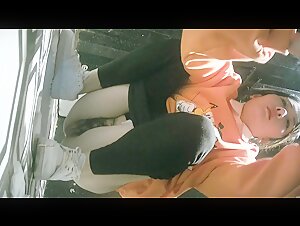 餐厅女厕偷窥米老鼠外套的美女B毛非常的浓郁 抽着烟尿着尿