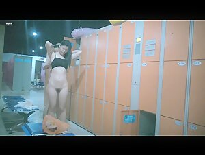 十一月最新流出大神潜入水上乐园更衣室偷拍泳客更换泳衣黑色文胸冷酷美女逼毛浓密性感