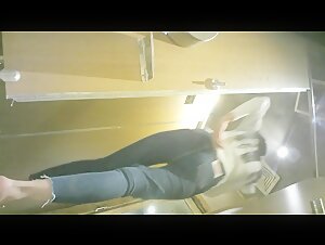 极品厕拍娱乐城KTV前景、后景高颜值妹子两次被拍