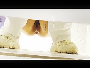 女厕偷拍牛B大神潜入高档美容中心 偷窥多位美女嘘嘘