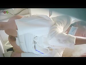 酒店内部员工女厕全景偷拍抽烟的美女嫩穴，身临其境.mp4