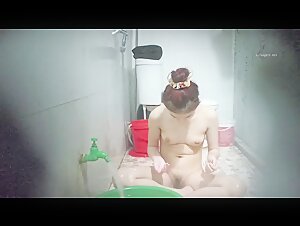 咸湿房东浴室洞中偷窥 租客打工妹坐在地上洗冷水澡用勺子往逼逼冲水