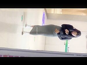 商场女厕偷拍黑衣灰长裙美女 鲍鱼真肥肉唇已经磨白了