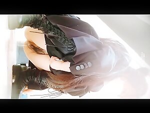 商场女厕下偷拍长发少妇 一条线的肥鲍鱼还挺粉