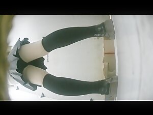 二月最新流出 极品厕拍高校女厕全景后拍（靓妹多多）