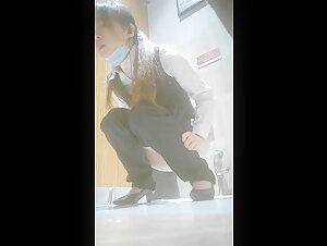 商场女厕全景偷拍多位美女店员的各种美鲍鱼