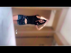 最新购买分享 电报收费群女厕开闪光灯偷拍附近商圈的几个颜值美女尿尿