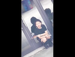 厕拍大神公交车站搭讪极品少妇跟踪女厕偷拍她的极品嫩鲍鱼