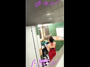 十二月流出【精品厕拍】BMW高价收费群 女厕高颜值美女补光偷拍2