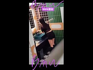 十二月流出【精品厕拍】BMW收费群十三 女厕高颜值美女补光偷拍