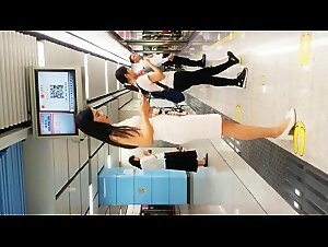 厕拍大神地铁站偶遇等车的气质美女 果断尾随她进女厕所一睹她的美穴