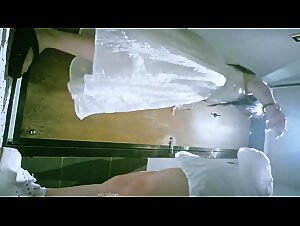 偷拍酒吧女厕后拍2个闺蜜进厕所吸烟尿尿一块被拍逼