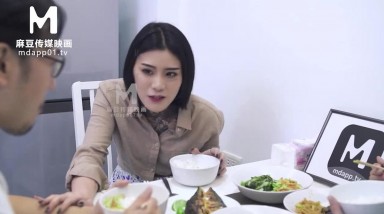 MD0127分享骚货老婆强势调教处男晚辈艾秋.