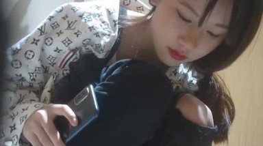 2021最新精选收集女厕冒死偷拍高颜值女神，逼嫩人美痴迷手机