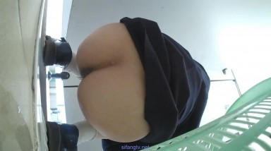 2021最新精选收集女厕冒死偷拍高颜值女神，逼嫩人美自摸jk