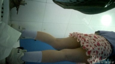 2021最新精选收集女厕冒死偷拍高颜值女神，逼嫩人美粉裙