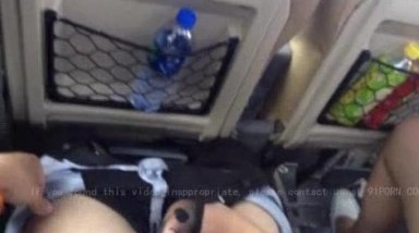 风骚老婆超大胆在公司大巴车上坐在后排玩足交 撩起裙子秀嫩逼够浪的