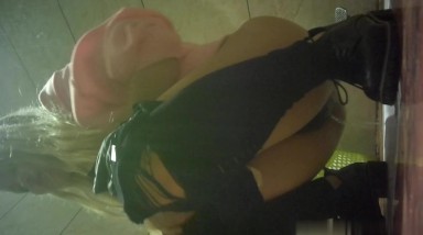 KTV 女厕偷拍穿着丁字小内内 BB夹的很紧的破洞牛仔裤美女