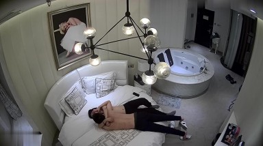 360酒店摄像头偷拍未流出经典虎台 l两对幽会炮友帅哥等了很久的美女刚进门就迫不急待热吻上床啪啪