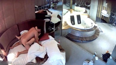 豪华套房丰满闷骚眼镜妹与小青年啪啪啪用唾液润滑说逼有味就别吃了连干2炮眼镜妹叫的太骚清晰对白搞笑淫荡