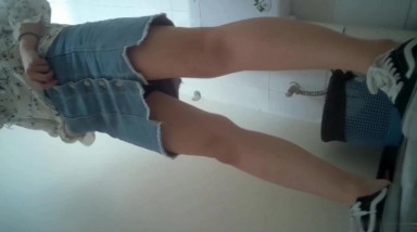 工厂女厕偷拍 极品靓妹浓密大森林 穿牛仔短裤少女的味道