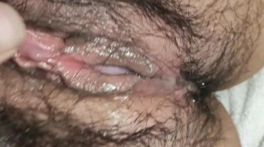 竟然给嫂子摸高潮了，大骚的逼实在骚了，毛上都是尿！