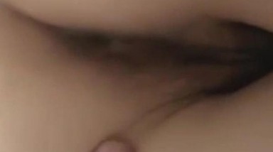 真实操小女友系列 女友玩手机我玩逼 最后求操 无套后人啪啪 妹子身材不错