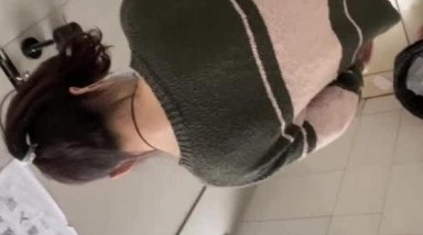 【重磅福利】牛逼厕拍大神震撼贴B特写公共女厕TP 还敢拍露脸镜头 犹如在现场观看一样 超刺激  (23)