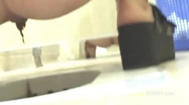 【重磅福利】牛逼厕拍大神震撼贴B特写公共女厕TP 还敢拍露脸镜头 犹如在现场观看一样 超刺激  (25)