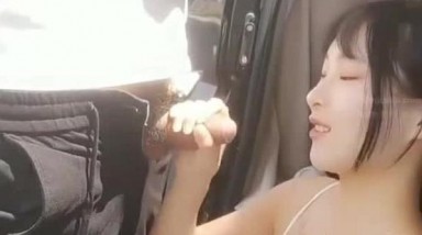 【猎奇资源】❤️可爱的女友给男友爸爸消火 户外车边跪舔裹屌深喉口爆射嘴里 自己在旁边录像看着傻笑 高清720P原版