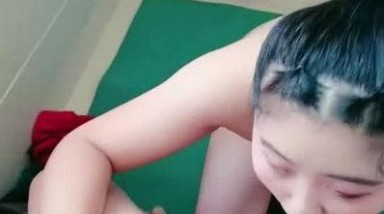 男士公共厕所里的母狗，全程露脸勾搭入厕的大哥激情啪啪，揉奶子自慰骚穴，口交大鸡巴直接在厕所内被草内射