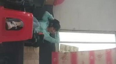 天生异禀的农民工探花把鸡窝当成了家下午250元连草两个卖淫女绿衣苗条女还不错给吹对白有趣