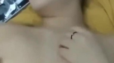 漂亮妹子边操边给男友语音电话 在家还是学校 学校吶 要不要视频 不要…这是绿帽的最爱