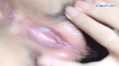 第一次出现就让人眼前一亮的小美女，刚开始播就找来个男的大秀做爱，万万没想到啊，男的第一次在镜头面前做，直接萎了 (2)